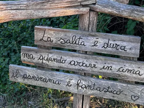 Scritta poetica su cartelli della staccionata sul percorso del Monte Ricco nei Colli Euganei