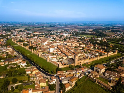 Veduta aerea delle mura sud di Montagnana con Castello di San Zeno