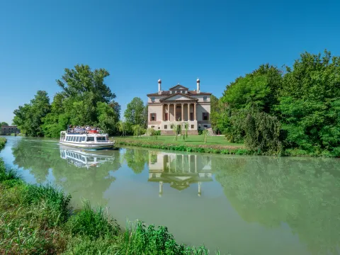 Motonave costeggia Villa Foscari a Malcontenta