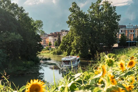 Motonave in navigazione nei canali di Padova