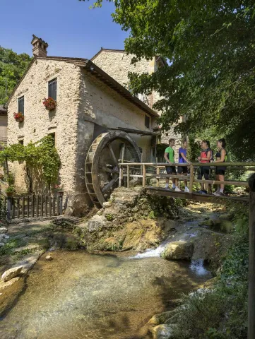 Escursionisti camminano lungo la via dei Mulini di Mossano