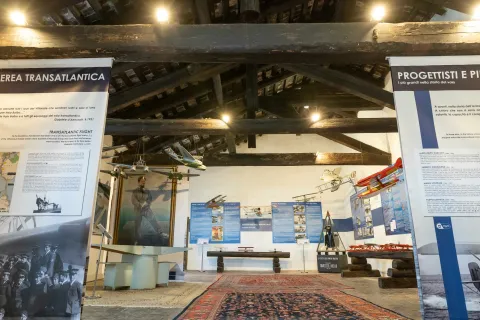 Sala interna del Museo del Volo al Castello San Pelagio con modellini e totem esplicativi
