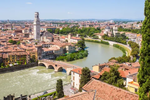 Ansa del Fiume Adige con Ponte Pietra e Duomo di Verona vista da Castel San Pietro