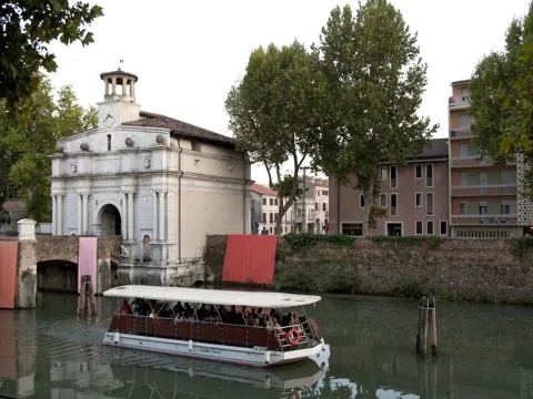 Navigazione in battello elettrico lungo le mura della città di Padova