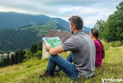Escursionisti consultano la mappa presso Sentiero Panorama a Stoner Enego