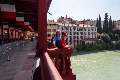 Escursionisti sul Ponte degli Alpini a Bassano del Grappa