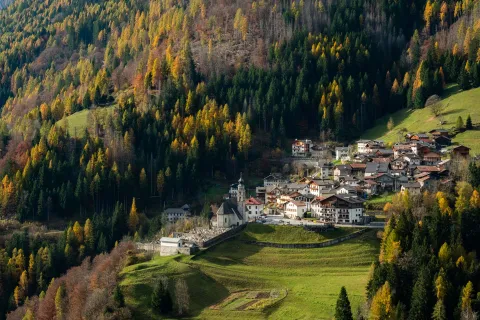 Panorama su San Tommaso Agordino in autunno con il foliage