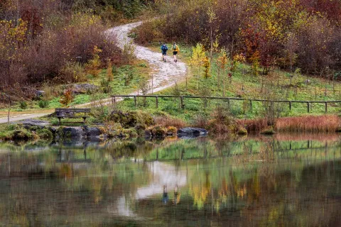 Escursionisti al Laghetto delle Peschiere a Taibon Agordino in autunno con il foliage