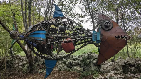Pesce grande mangia pesce piccolo, opera di Marco Cesandri al Parco del Sojo