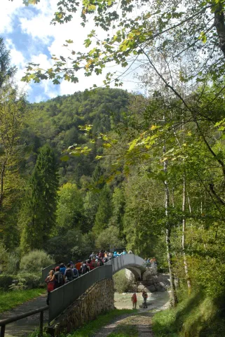 Escursionisti su ponte sentiero naturalistico Orsera, Val Canzoi