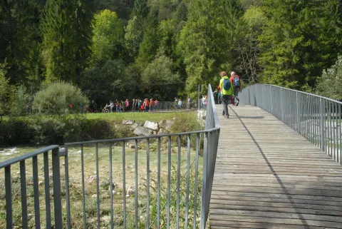 Escursionisti su ponte sentiero naturalistico Orsera, Val Canzoi