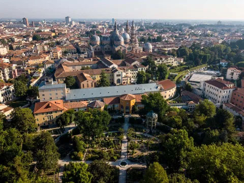 Veduta aerea dell'Orto Botanico di Padova e città