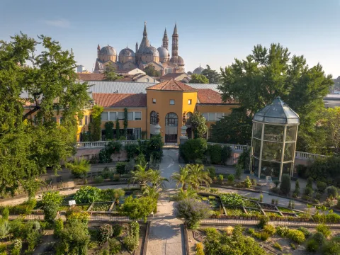 Veduta aerea dell'Orto Botanico di Padova con la Basilica del Santo