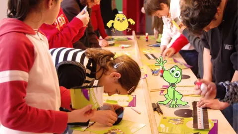 Bambini durante un laboratorio del percorso Dal precinema ai cartoon al Parco degli Alberi Parlanti di Treviso