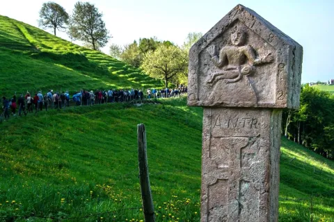 Pellegrini in cammino durante la processione tra Durlo (VI) e Campofontana (VR), che si svolge tradizionalmente la prima domenica di maggio, è dedicato a Santa Margherita e San Giorgio, con capitello in pietra in primo piano