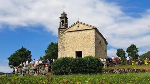 Pellegrine durante la processione da Rovegliana (Recoaro Terme) a Rotzo davanti alla chiesa di Santa Margherita