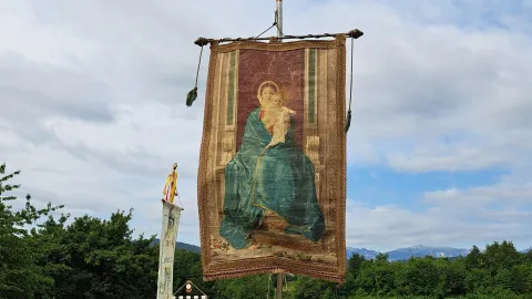Stendardo durante la processione da Rovegliana (Recoaro Terme) a Rotzo dedicato a Santa Margherita
