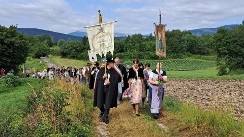 Pellegrine in abiti cimbri con stendardo durante la processione da Rovegliana (Recoaro Terme) a Rotzo dedicato a Santa Margherita