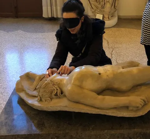 Percorso tattile con la statua Galata Morente al Museo Archeologico Nazionale Venezia