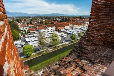 Piazza Giorgione dal camminamento delle mura di Castelfranco Veneto