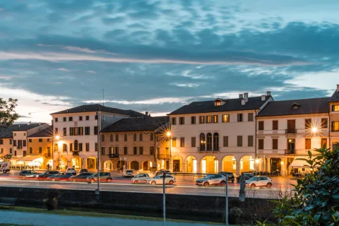 Veduta serale di Piazza Giorgione