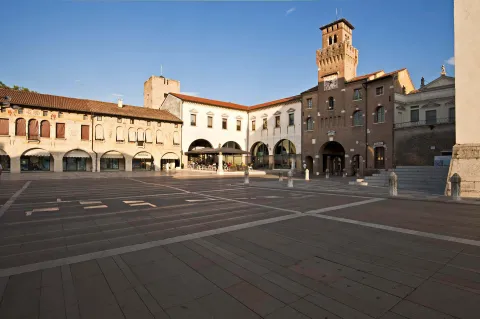 Piazza Grande a Oderzo con Loggia Comunale e Torresin