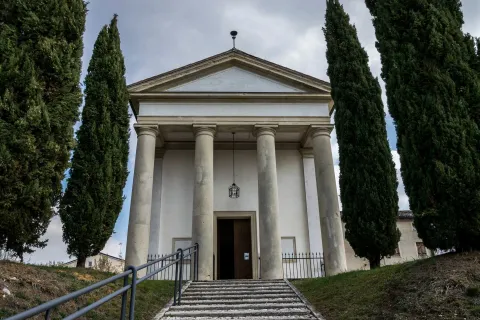Facciata della Chiesa di San Martino tra i cipressi a Pieve di Soligo