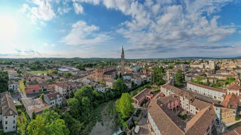 Vista aerea di tutta la città di Pieve di Soligo con il campanile del Duomo che svetta tra le case