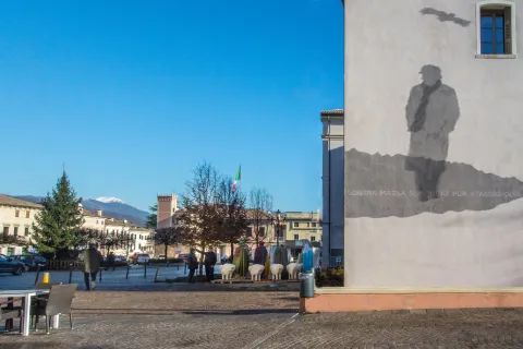 Palazzo Vaccari a Pieve di Soligo con un murales dedicato al poeta Andrea Zanzotto