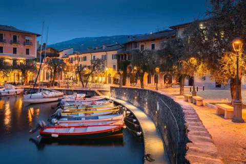 Porticciolo di Torri del Benaco con barche ormeggiate illuminato al crepuscolo