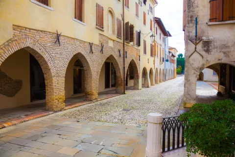 Scorcio di Via Dal Molin con portici a Portobuffolè