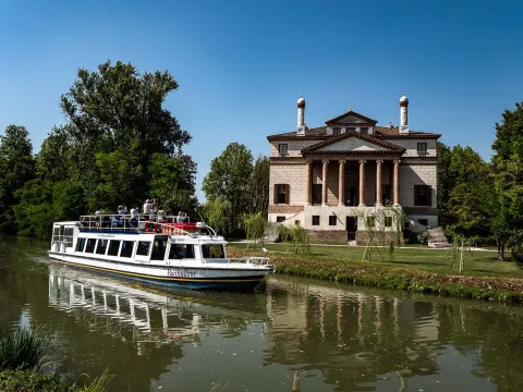 Battello davanti Villa Foscari detta la Malcontenta a Mira, Riviera del Brenta