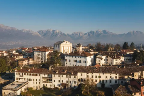 Vista di Mel di Borgo Valbelluna con montagne sullo sfondo