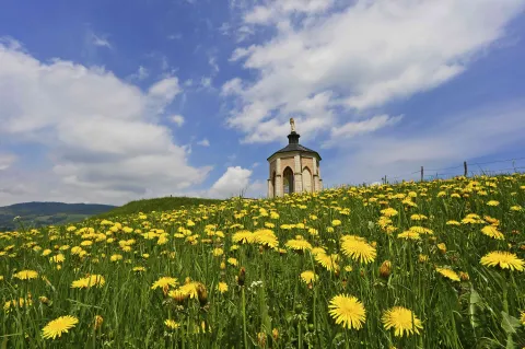 Sacello della Madonna del Carmine a Gallio, monumento dedicato ai caduti della Prima Guerra Mondiale, situato nel centro del paese