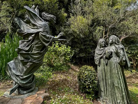 Statue di una tappa della via crucis al Santuario di Chiampo