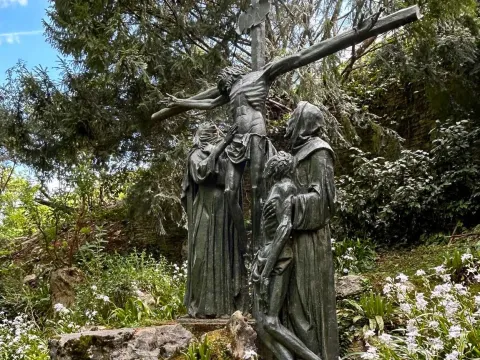 Statua di una tappa della via crucis al Santuario di Chiampo