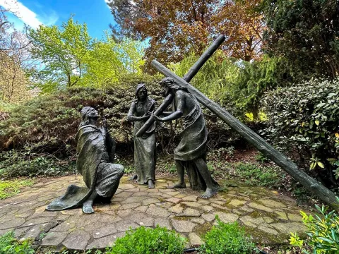 Statue di una tappa della via crucis al Santuario di Chiampo