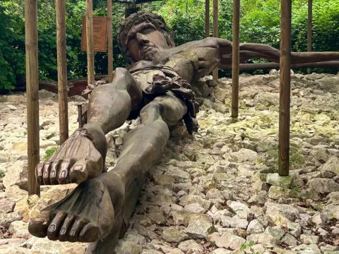 Statua in legno di Cristo nella via crucis del Santuario di Chiampo