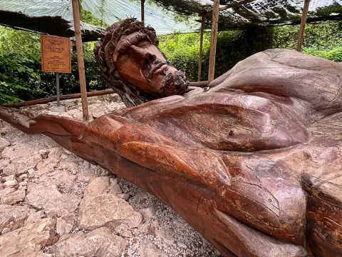 Statua in legno di Cristo nella via crucis del Santuario di Chiampo