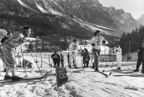 Le sciatrici sovietiche Radija Eroschina e Ljubov Kozyreva gareggiano nello sci di fondo ai Giochi olimpici invernali. Cortina d’Ampezzo, Italia. Immagine di Frank Schersche - 1956. The Picture Collection LLC