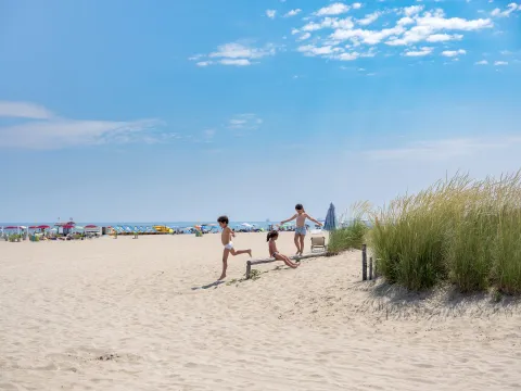 Bambini giocano sulla spiaggia di Punta Sabbioni a Cavallino Treporti