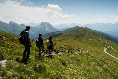 Escursionisti a Cresta della Spina verso il Rifugio Rinfreddo lungo il Cammino degli Alti Pascoli