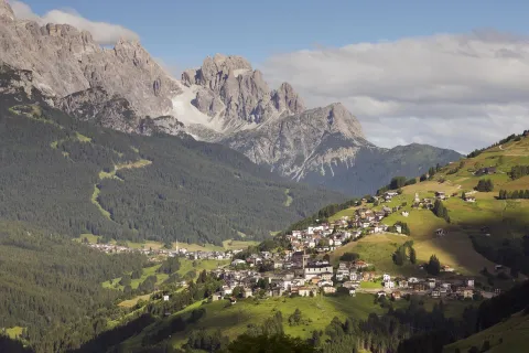 Panorama della Val Comelico con il paese di Candide nei pressi di Malga Dignas, lungo il Cammino degli Alti Pascoli