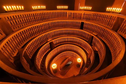 Teatro Anatomico di Palazzo Bo a Padova illumianto dalle candele