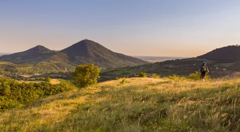 Escursionista a passeggio sui Colli Euganei al tramonto