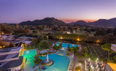 Veduta di un hotel con piscine termali nei Colli Euganei all'imbrunire