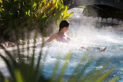 Ragazza si rilassa in una piscina delle Terme Euganee