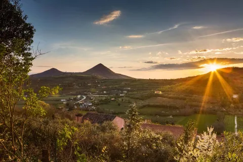 Veduta ampia dei Colli Euganei controluce al tramonto