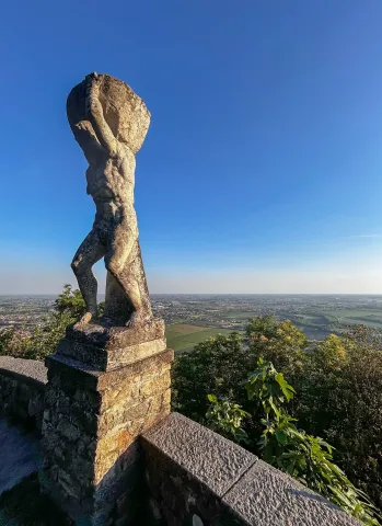 Statua di Ercole che regge il mondo sulla terrazza del Monte Ricco nei Colli Euganei