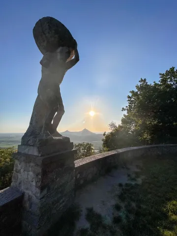 Statua di Ercole che regge il mondo sulla terrazza del Monte Ricco nei Colli Euganei